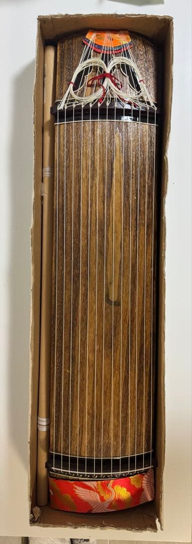 琴とバチ、赤いケース付き