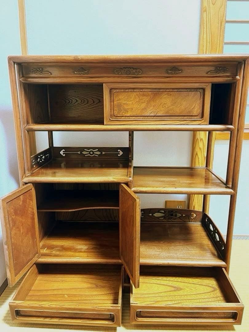 アンティーク　茶箪笥　木製収納棚 彫刻装飾付き