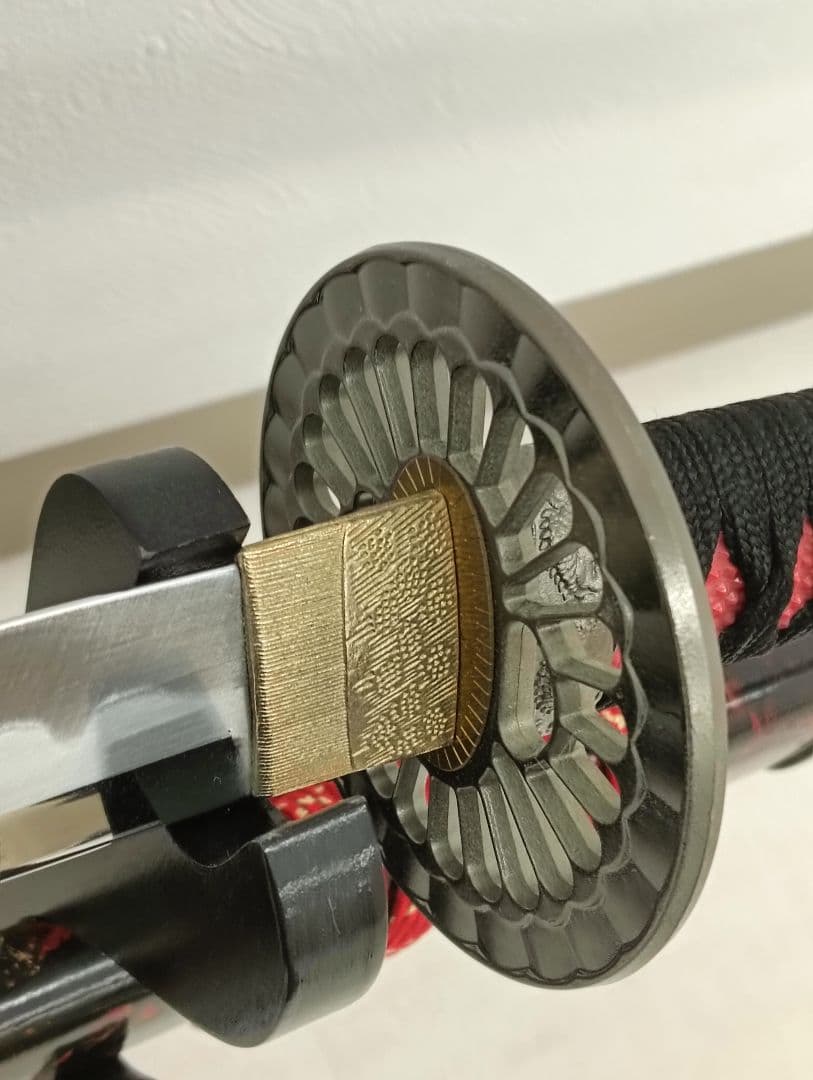 高級模造刀 前田慶次モデル 黒柄赤鮫皮 大輪透し鍔 赤黒斑ら呂鞘