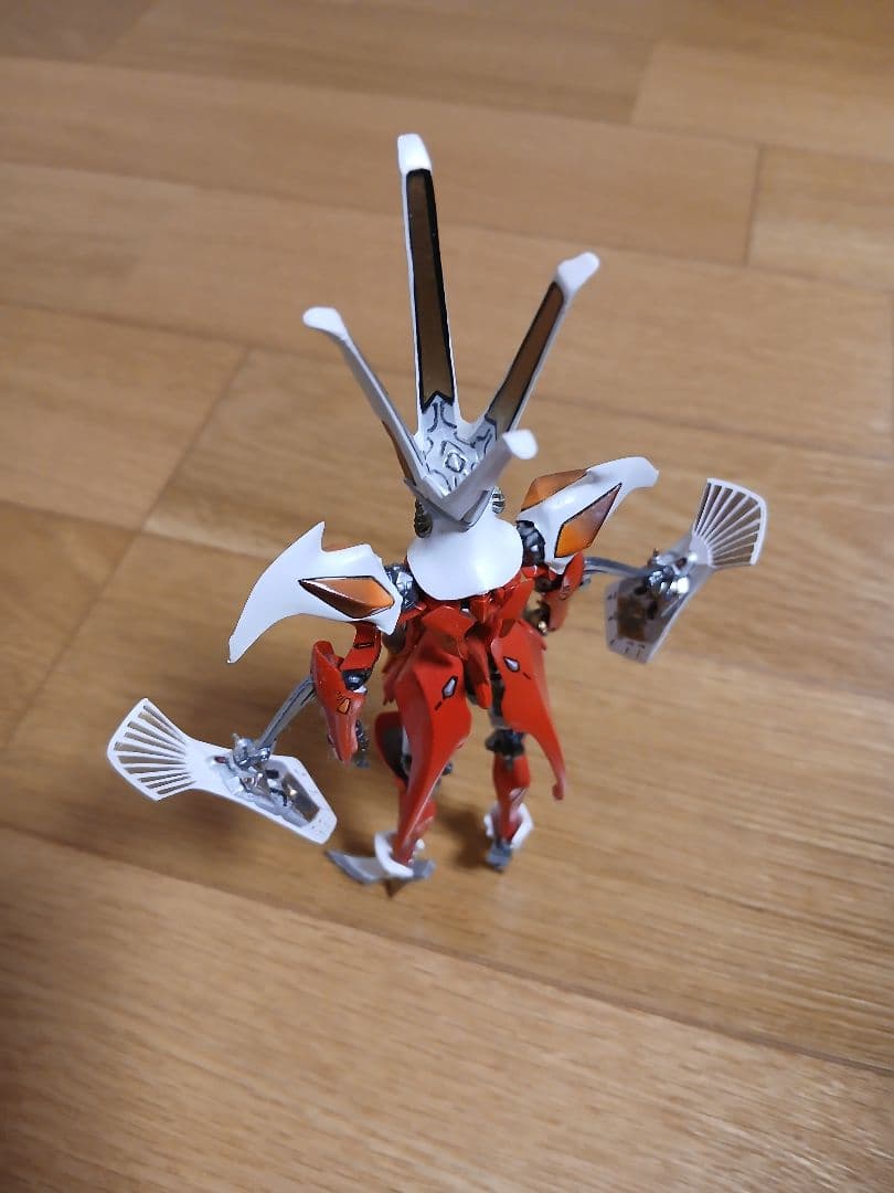 FSS ファイブスター物語　独特なデザインの赤白フィギュア