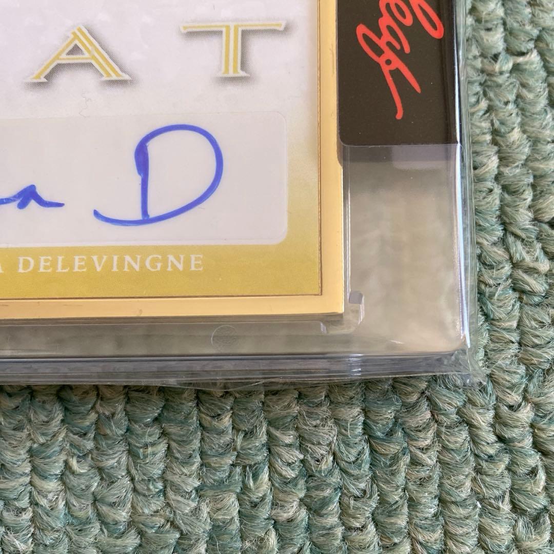 カーラ・デルヴィーニュ 直筆サイン入りカード 1/1