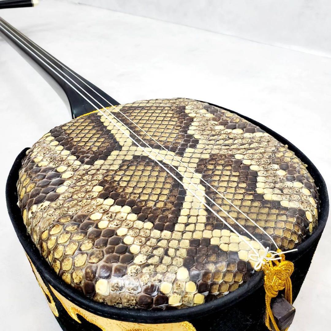 美品 沖縄三線 本蛇皮張り 高級クロコ調ハードケース付き 和楽器 三味線 弦楽器