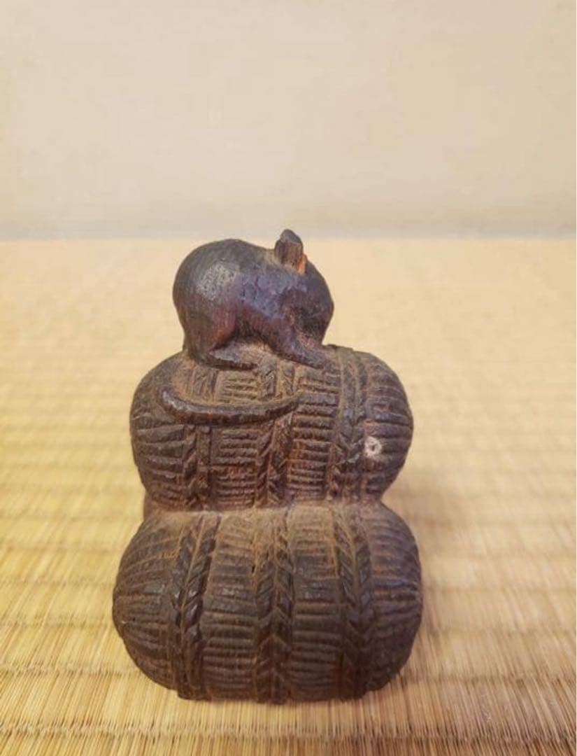 木彫　ネズミと米俵の置物　添配　テンパイ　高さ10センチ