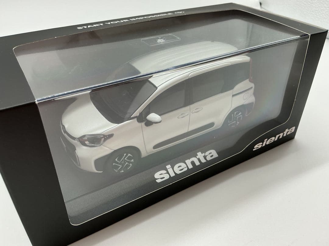 シエンタ ミニカー 1/30スケール　ダイキャスト製　ホワイト