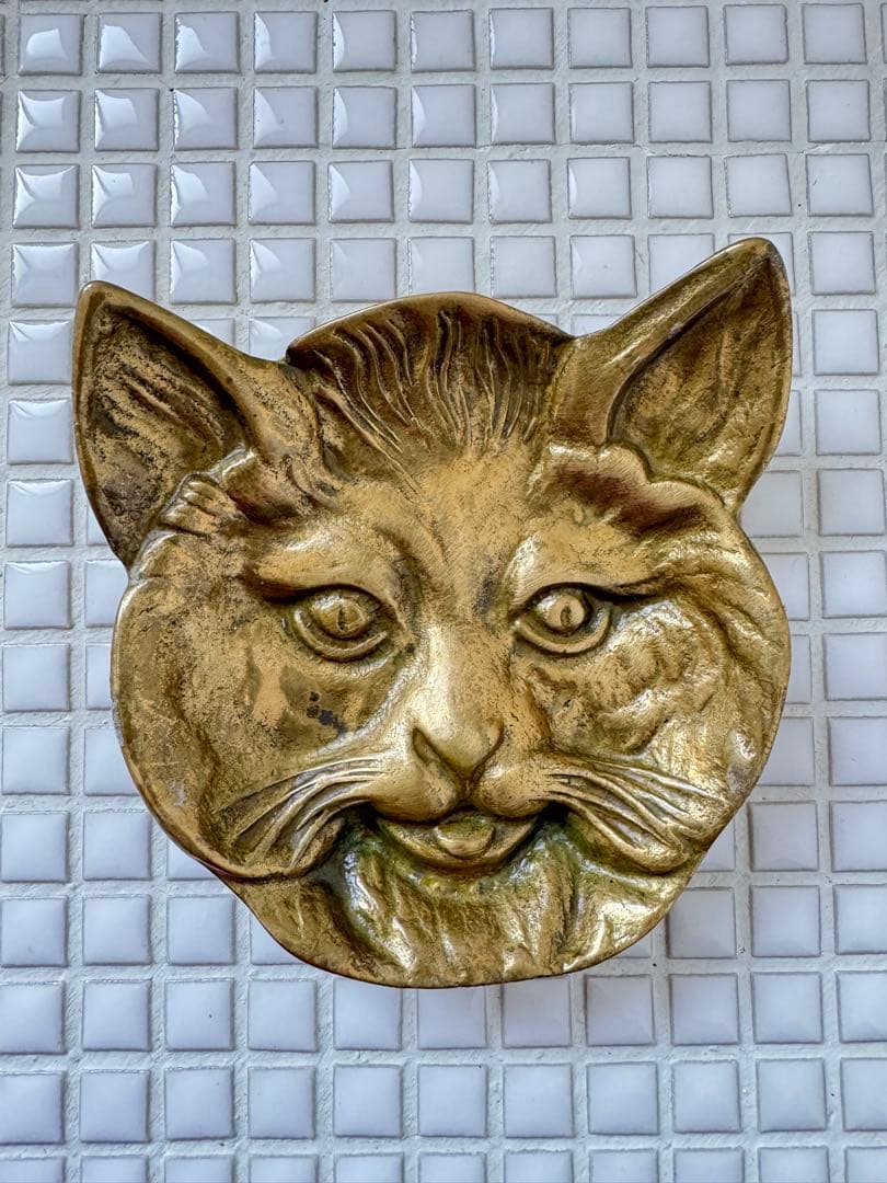 アンティーク　猫の顔トレイ　金属製装飾品