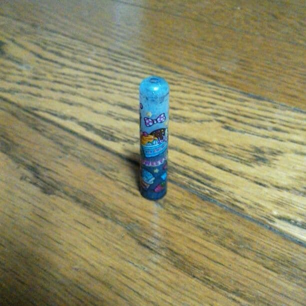 えんぴつのキャップです。写真では水色に見えるけど本当は白色です。