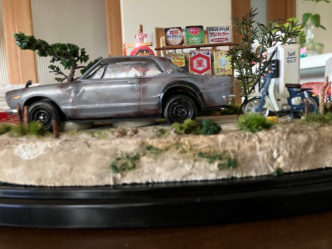 昭和レトロな風景 旧車 日産スカイラインGT-R ガソリンスタンド スパーカブ