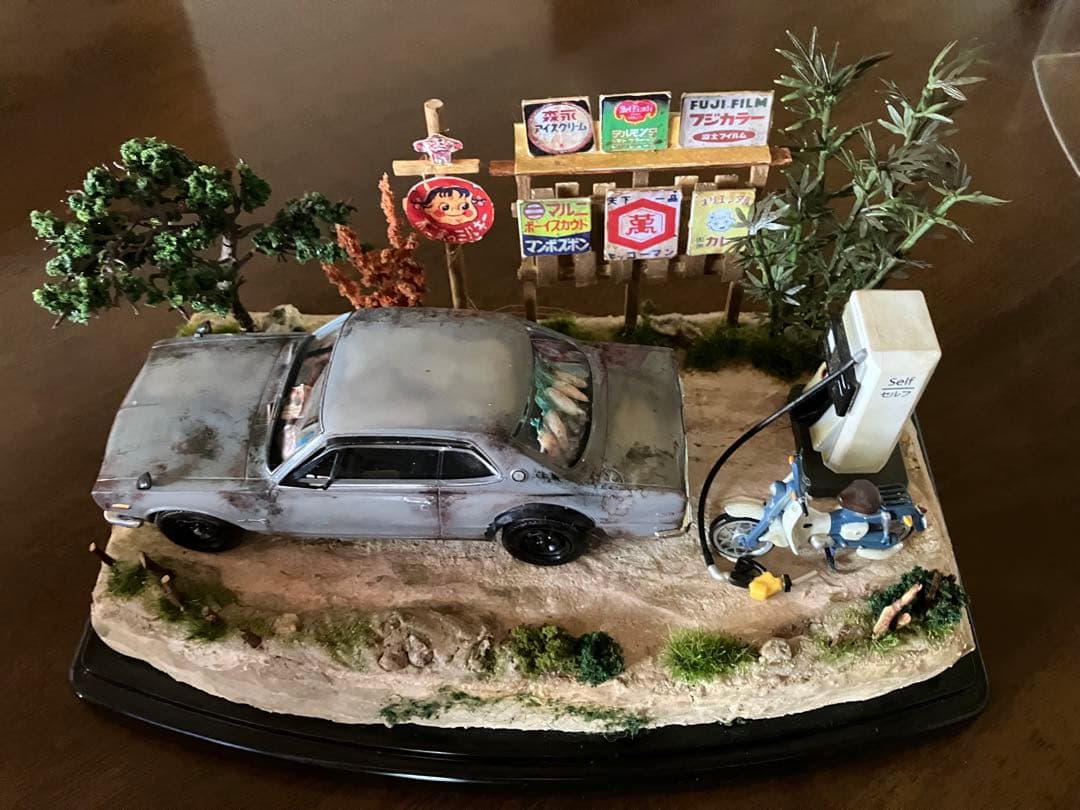 昭和レトロな風景 旧車 日産スカイラインGT-R ガソリンスタンド スパーカブ