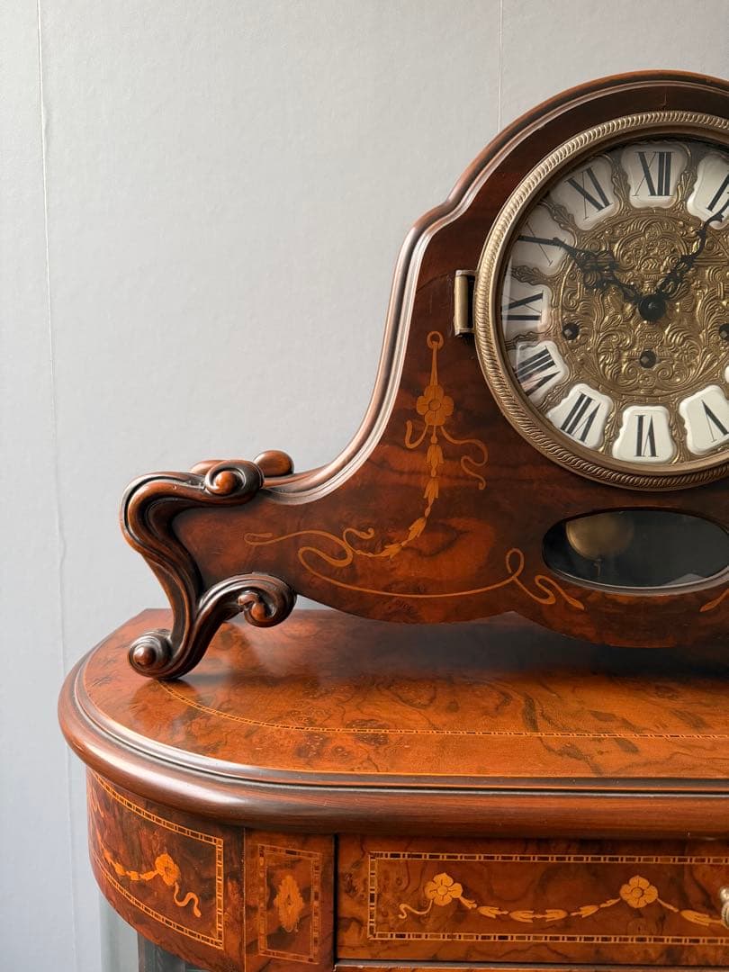 ロココ調　木製キャビネット 時計付き