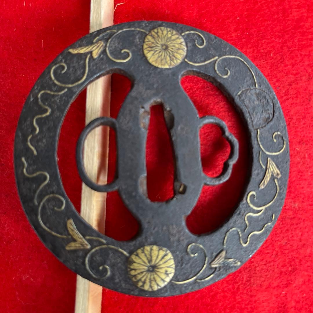 菊花紋の透かし鉄鍔