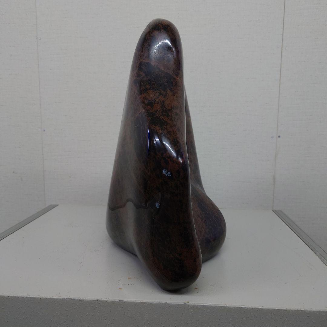 光沢のある石のインテリアオブジェ