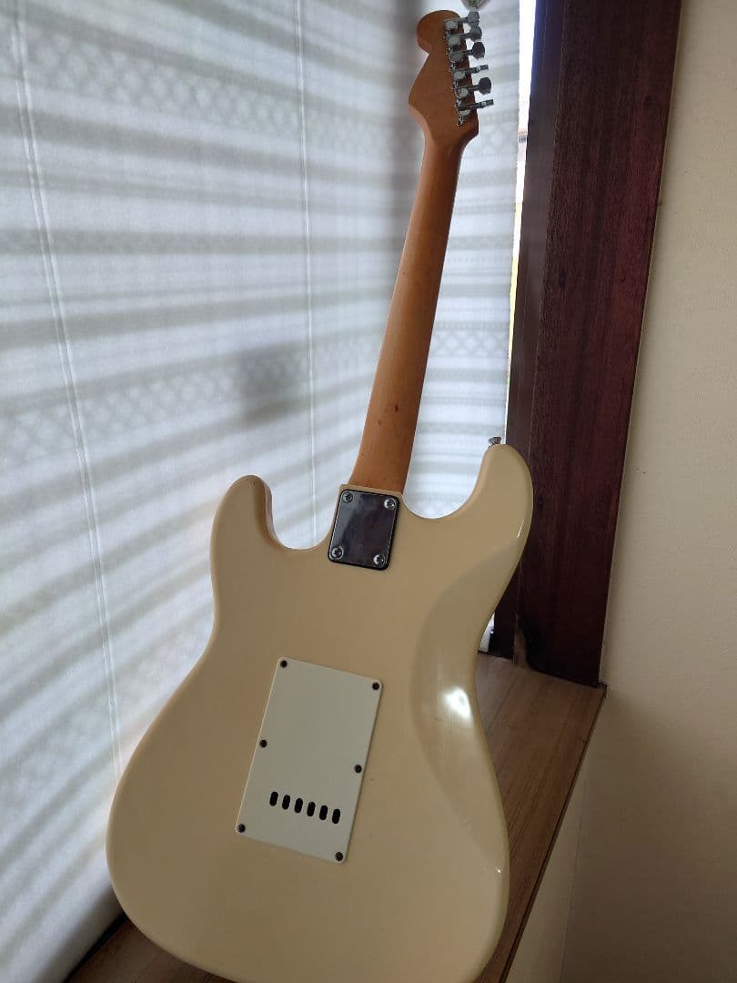 ストラトキャスター エレキギター クリーム色