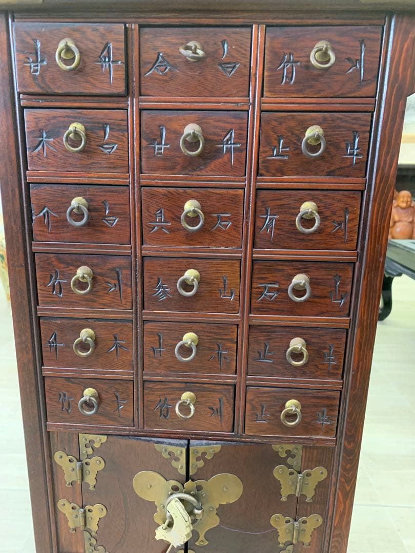 李朝家具 魚錠前付き 彫文字 ヤクジャン 薬箪笥 韓国朝鮮 16引き出し
