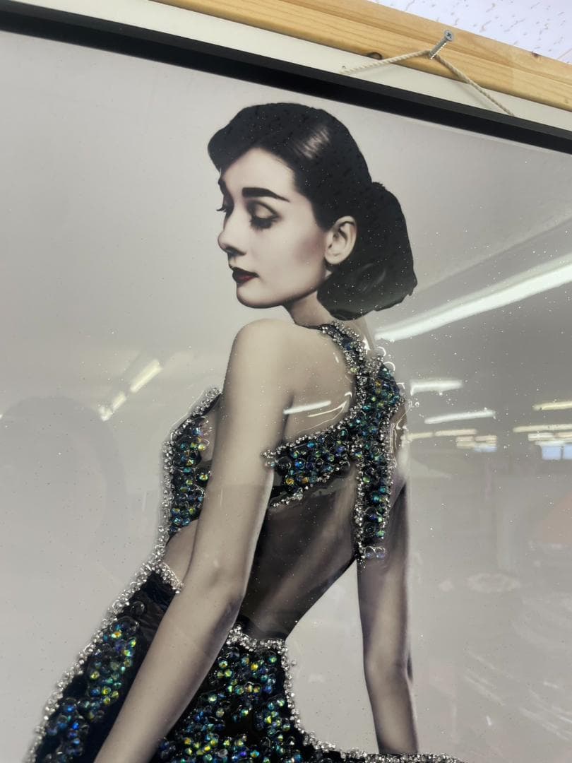 水晶絵　アートパネル　オードリーヘップバーン　石　立体　絵画　アート　ブラック