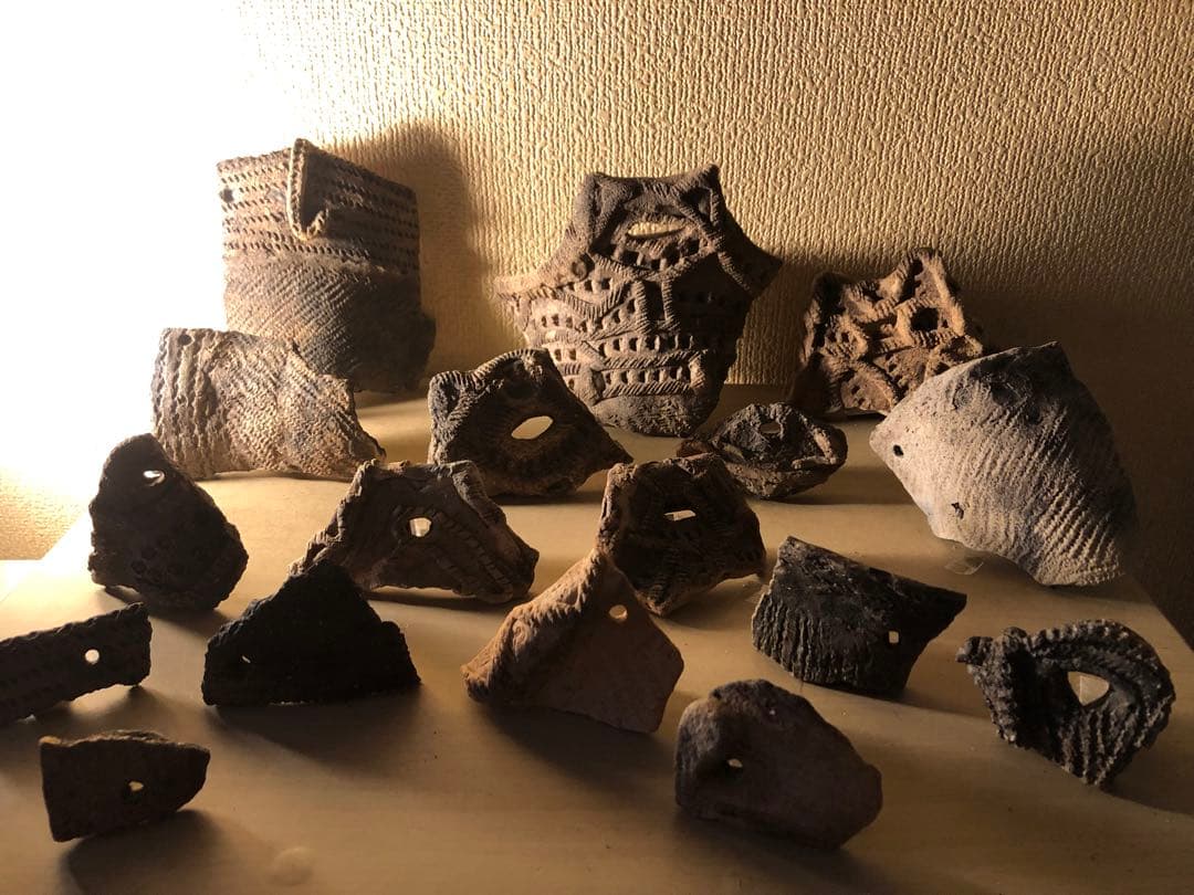 「土器の欠片 縁の部分 No.660」です。