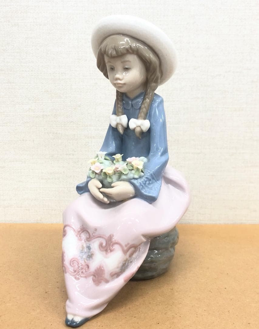 ■リヤドロ■花を抱いて座る少女　美しい磁器人形　フィギュア　置物　メルヘンチック