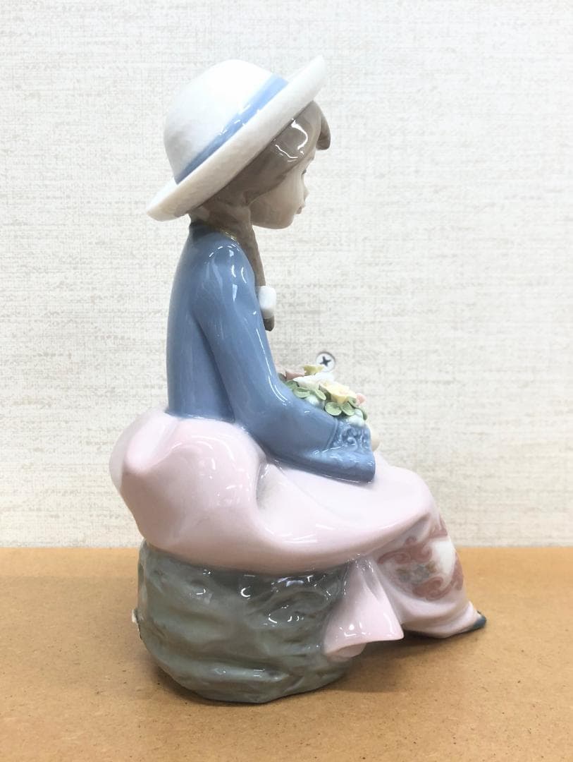 ■リヤドロ■花を抱いて座る少女　美しい磁器人形　フィギュア　置物　メルヘンチック