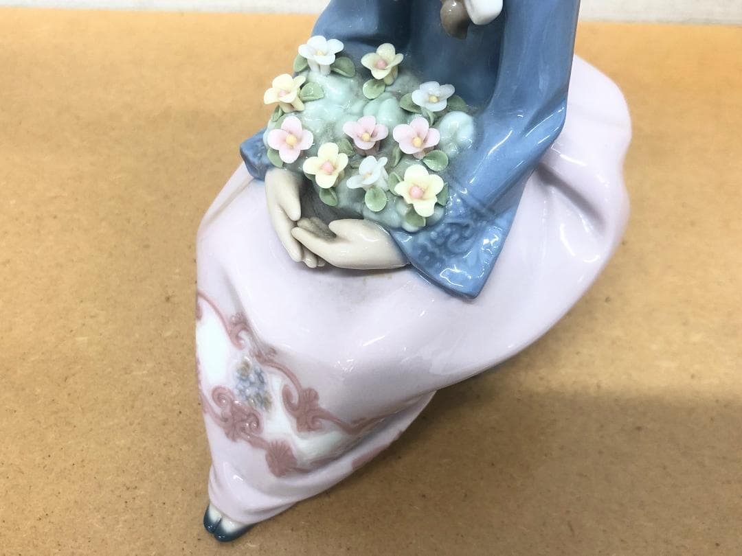 ■リヤドロ■花を抱いて座る少女　美しい磁器人形　フィギュア　置物　メルヘンチック