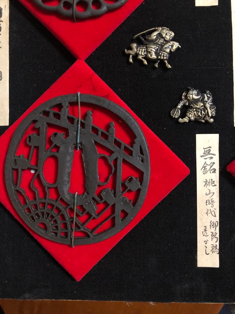 刀の鍔と目貫　JP sword Tsuba and Menuki.