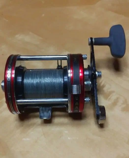 レッド 両軸リール 金属製 右巻き