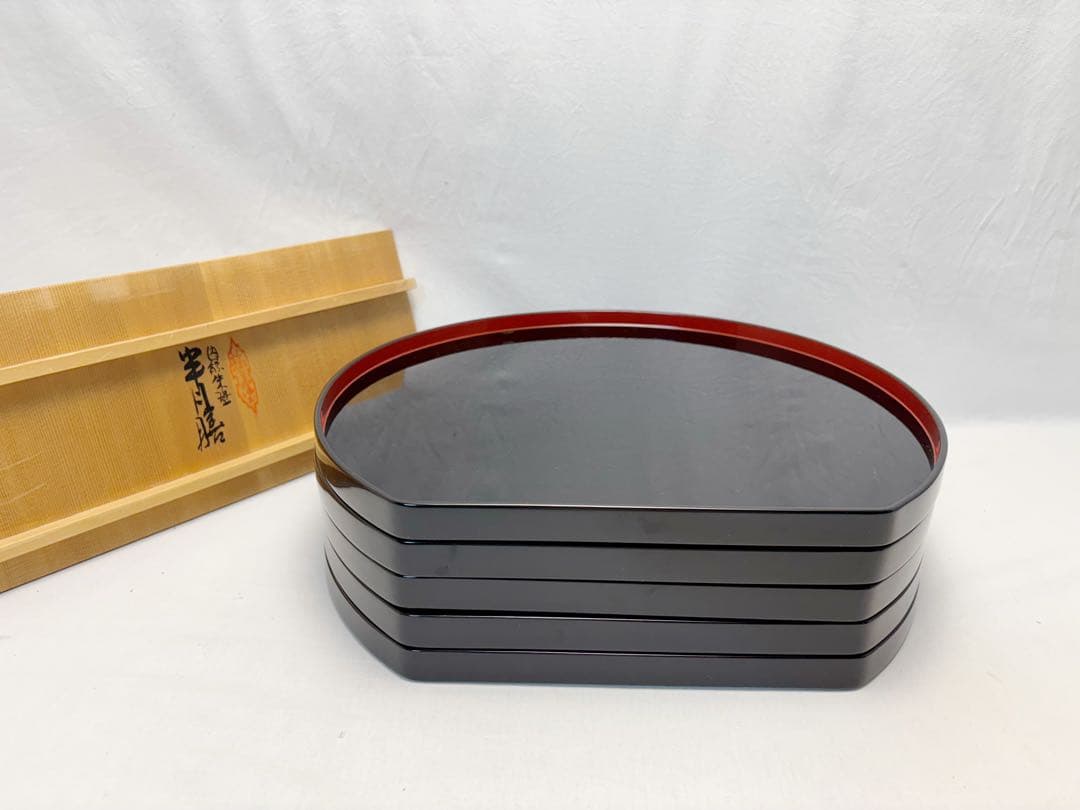 未使用 懐石道具 輪島塗 木製黒真塗 胴張膳 内縁朱塗 半月膳5客揃 会席膳共箱