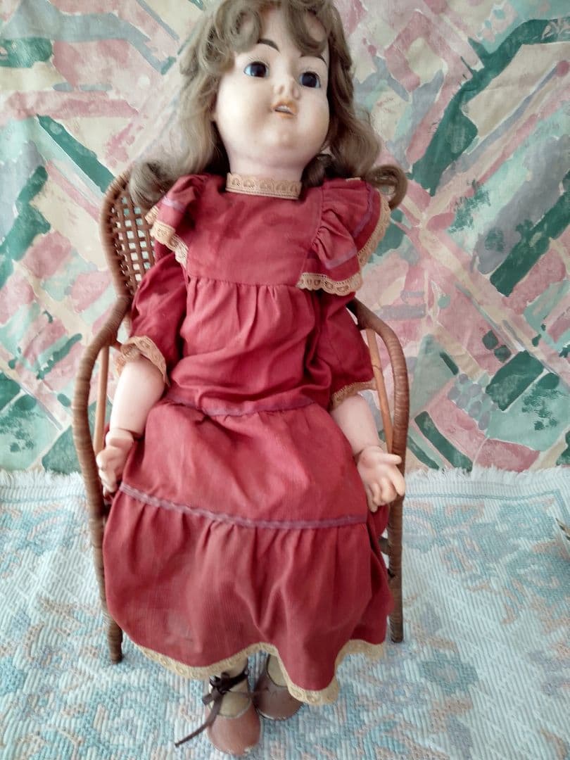 外国製アンティークドール 赤いドレス 金髪長身55cm椅子付き