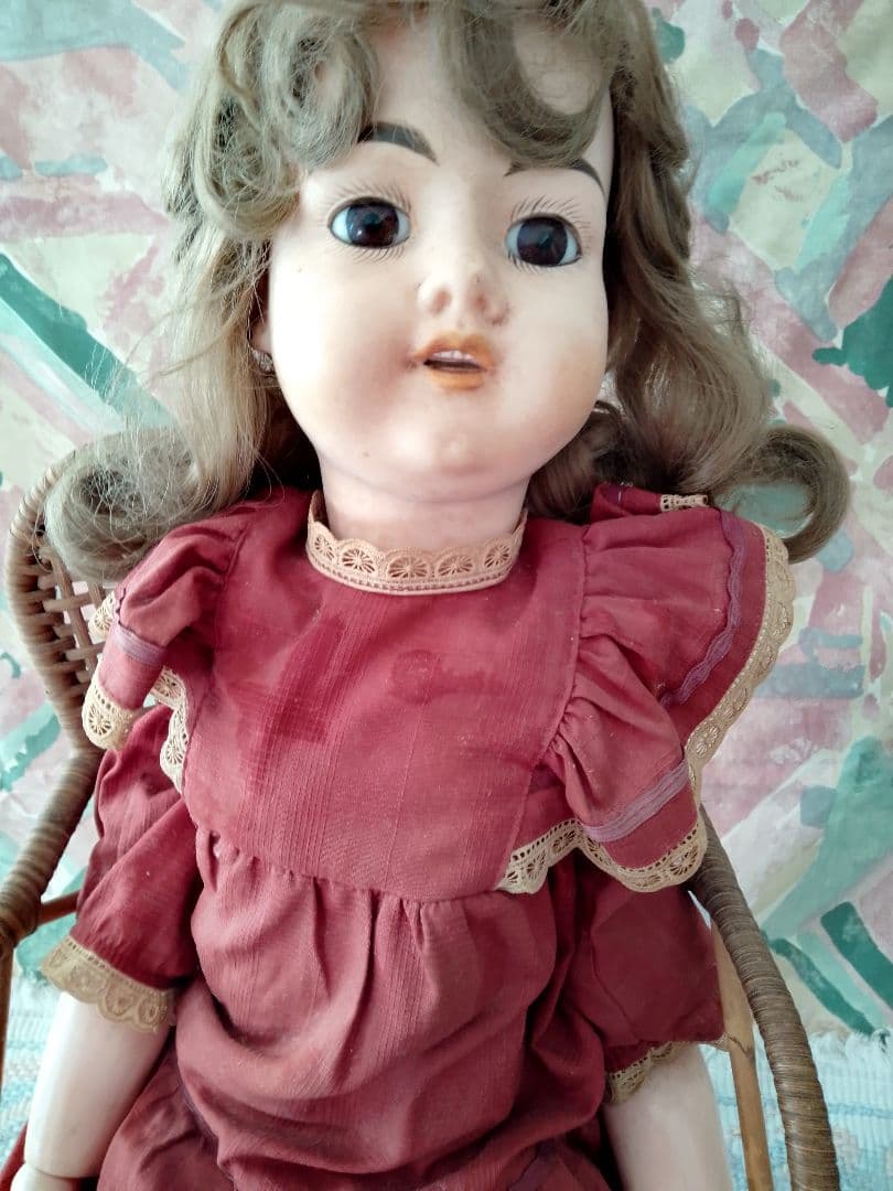 外国製アンティークドール 赤いドレス 金髪長身55cm椅子付き