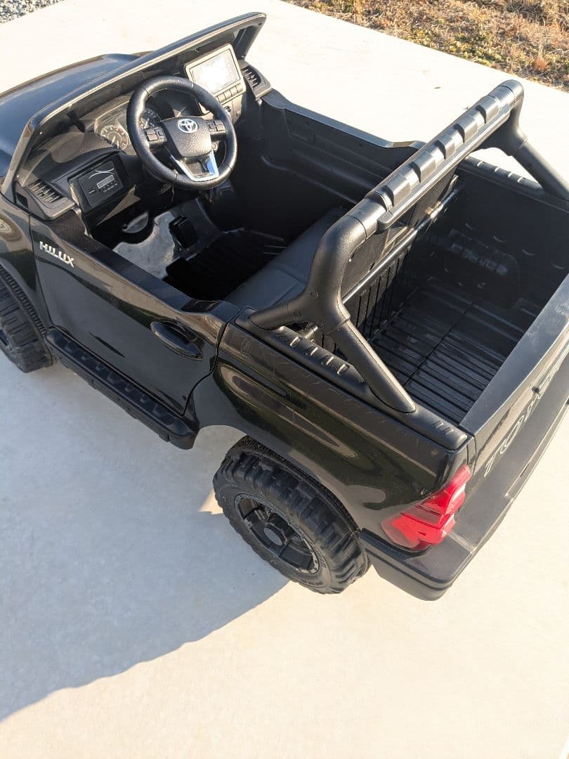 乗用玩具 乗用ラジコン トヨタ ハイラックス 　※シャンク品　手渡し取引き