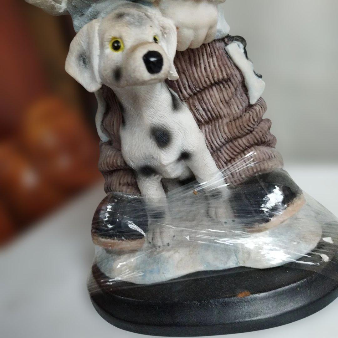 犬お散歩する少年。