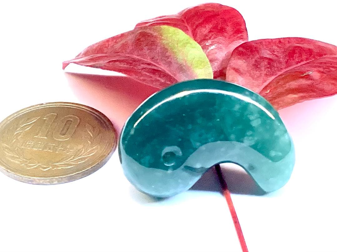 ✳premium 糸魚川翡翠翡翠勾玉　吉兆文様の雪輪　再結晶線入り御守りに‼️