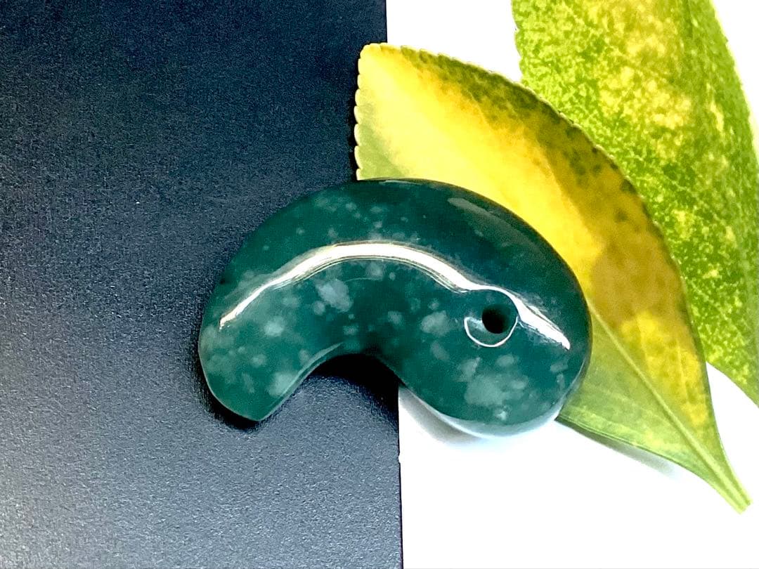 ✳premium 糸魚川翡翠翡翠勾玉　吉兆文様の雪輪　再結晶線入り御守りに‼️