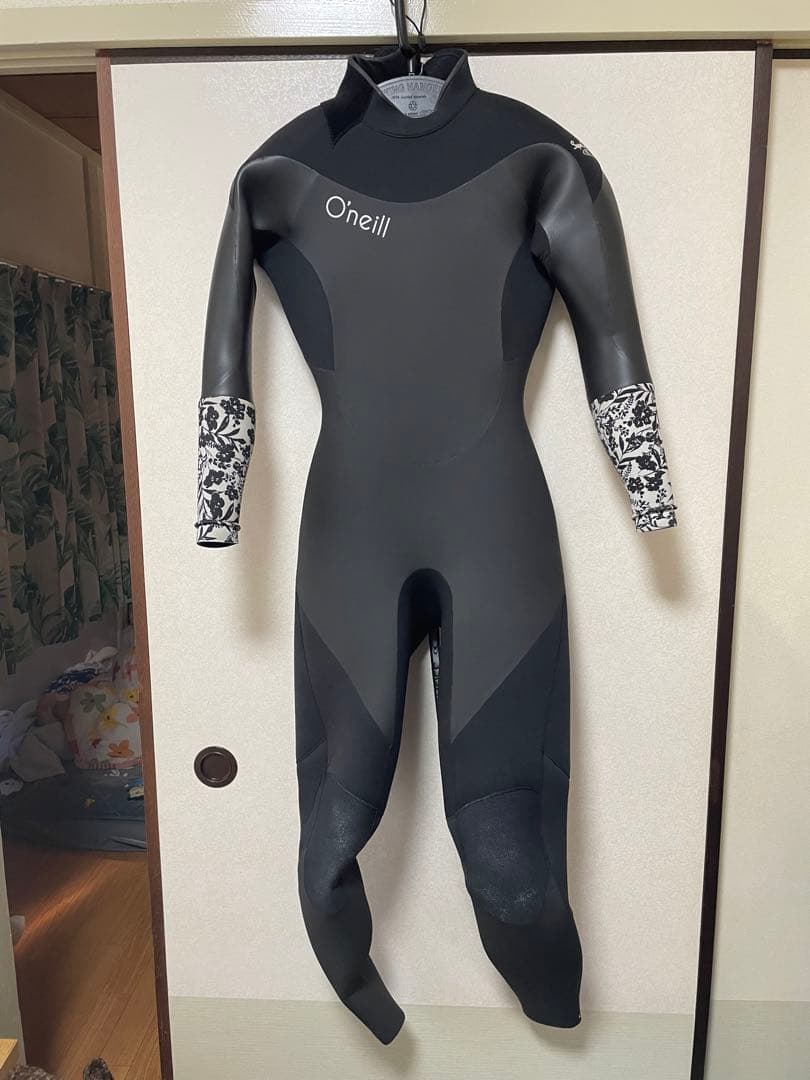 （1度のみ使用）O'neill ウェットスーツ 黒 花柄 5/3mm