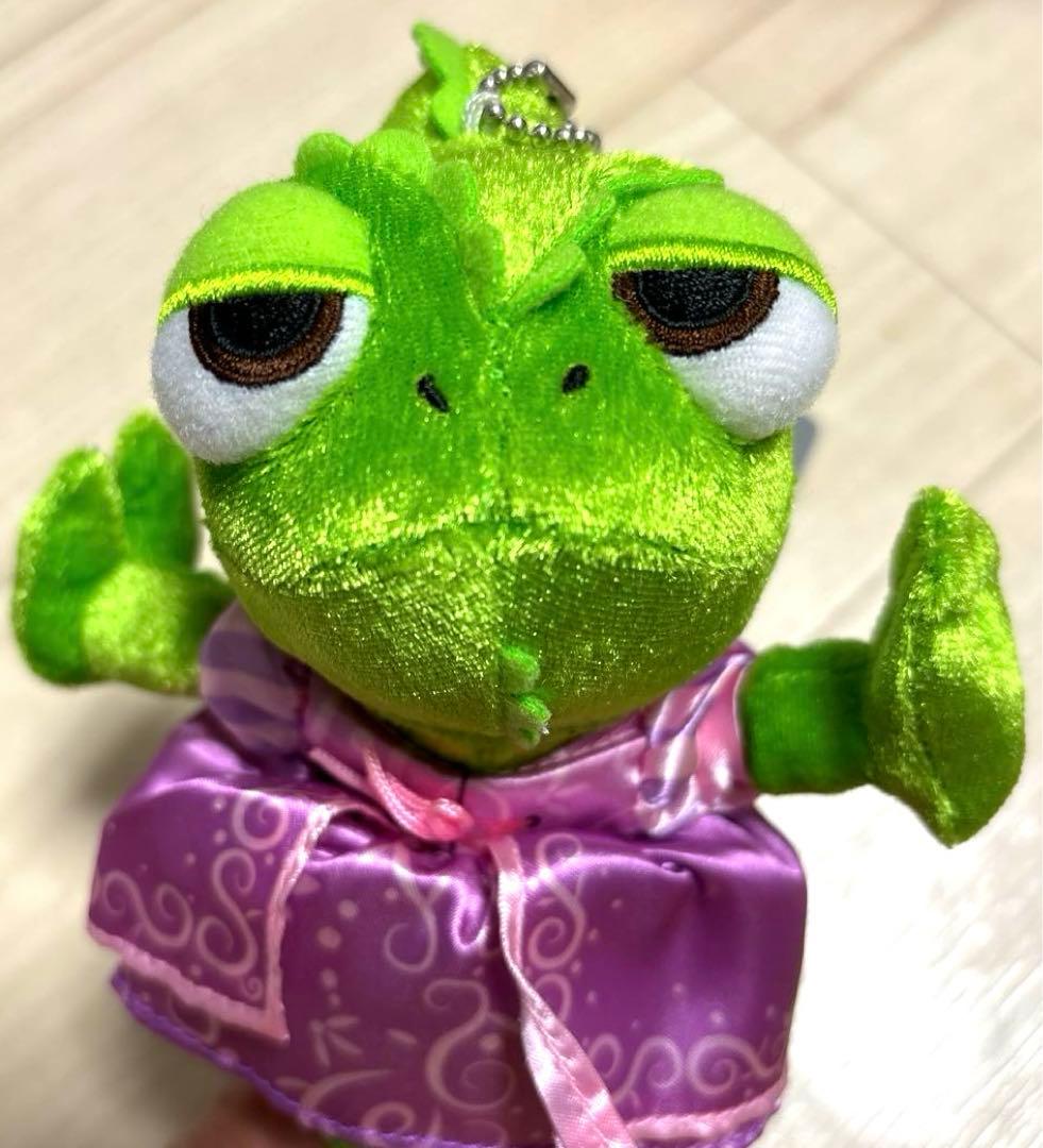 ディズニー ストア 塔の上の ラプンツェル パスカルぬいぐるみ バッジ ぬいば