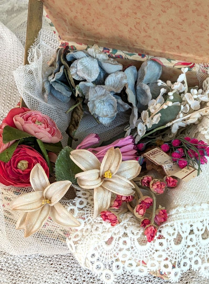カルトナージュBOXに布花ぎっしりセット フランス製アンティーク