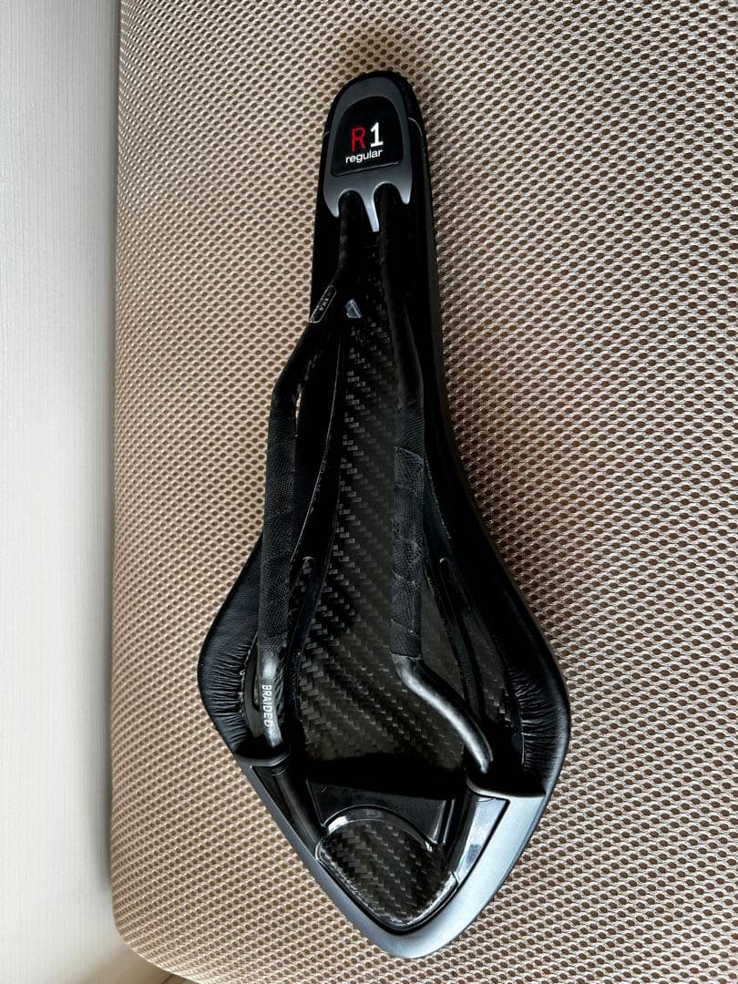 Fizik ARIONE R1フィジーク カーボンレール サドル チェレステ