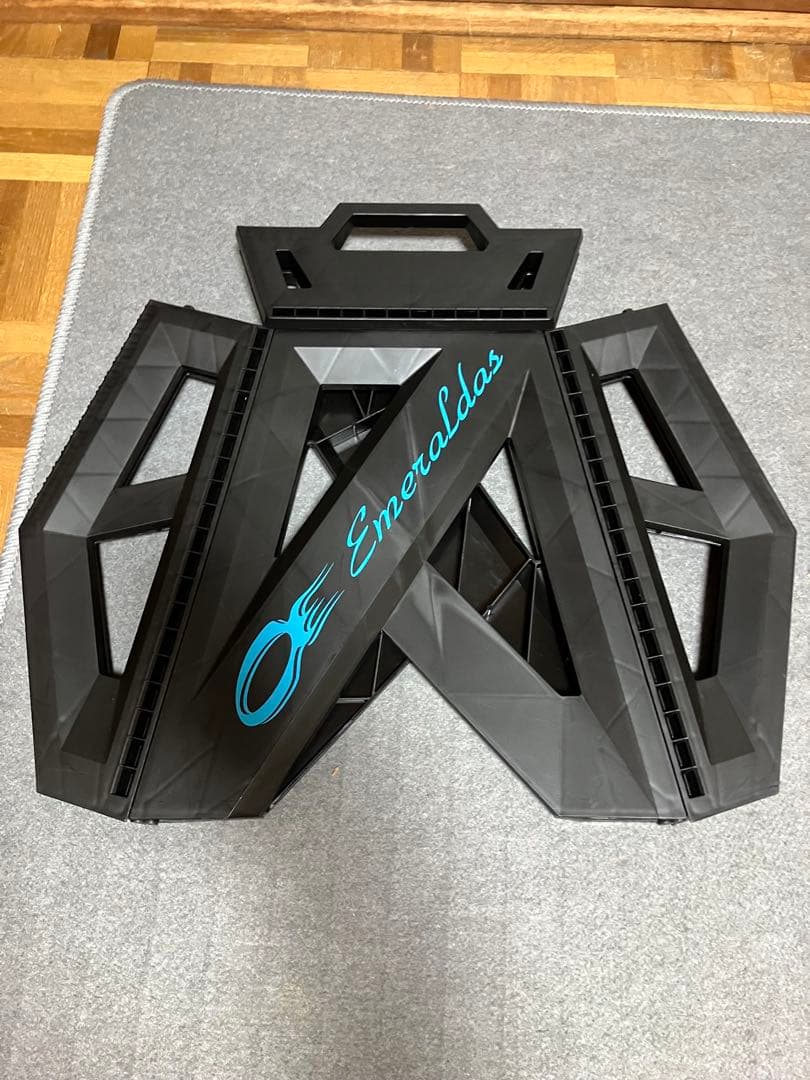 Emeraldas 折りたたみ式チェア ブラック