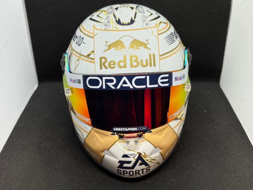 1/2ヘルメット レッドブル M.フェルスタッペン 2024 チャンピオン仕様