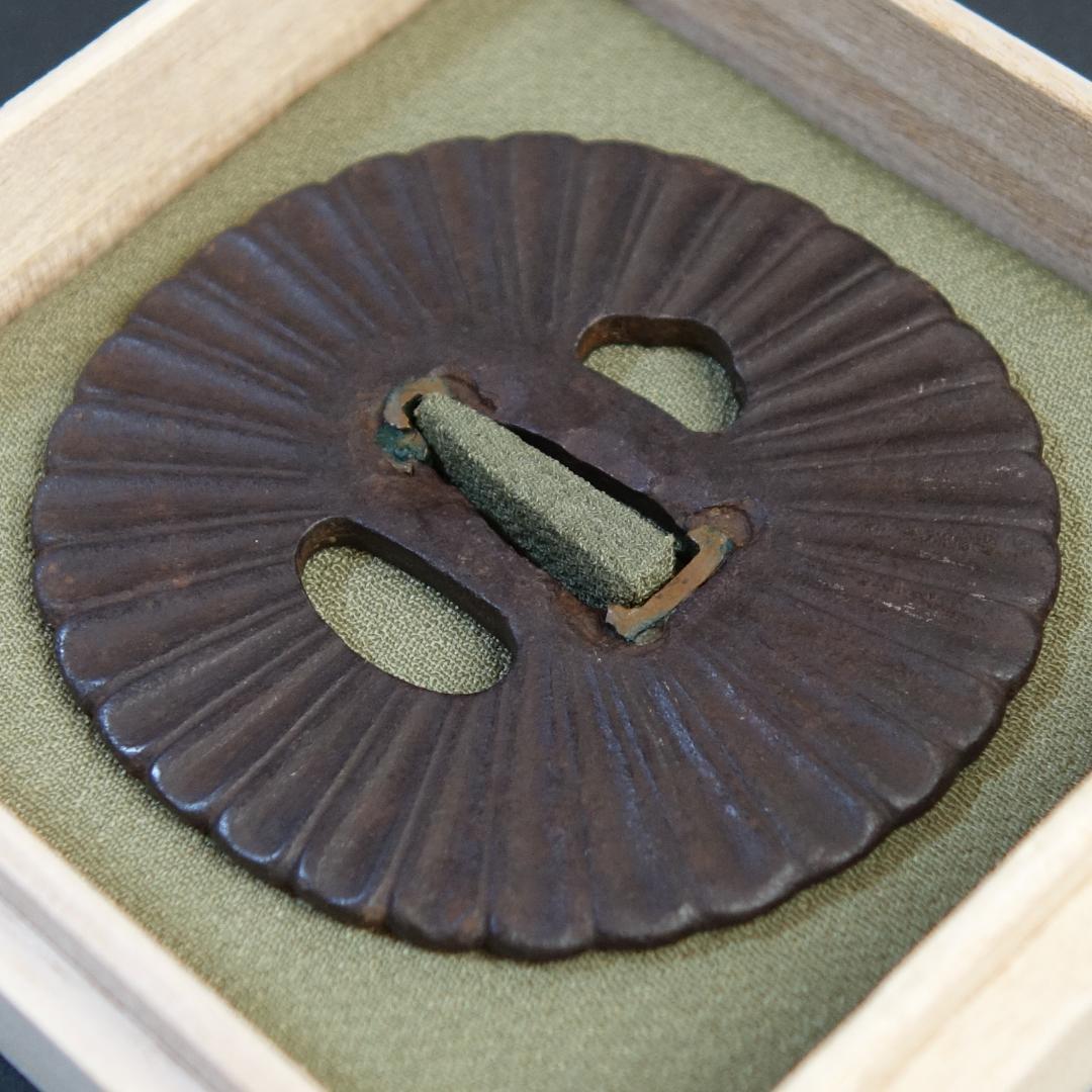 鍔 鐔 刀装具 日本刀 武具 骨董 江戸時代【菊花図鐔 無銘 明珍】(鑑定書有)