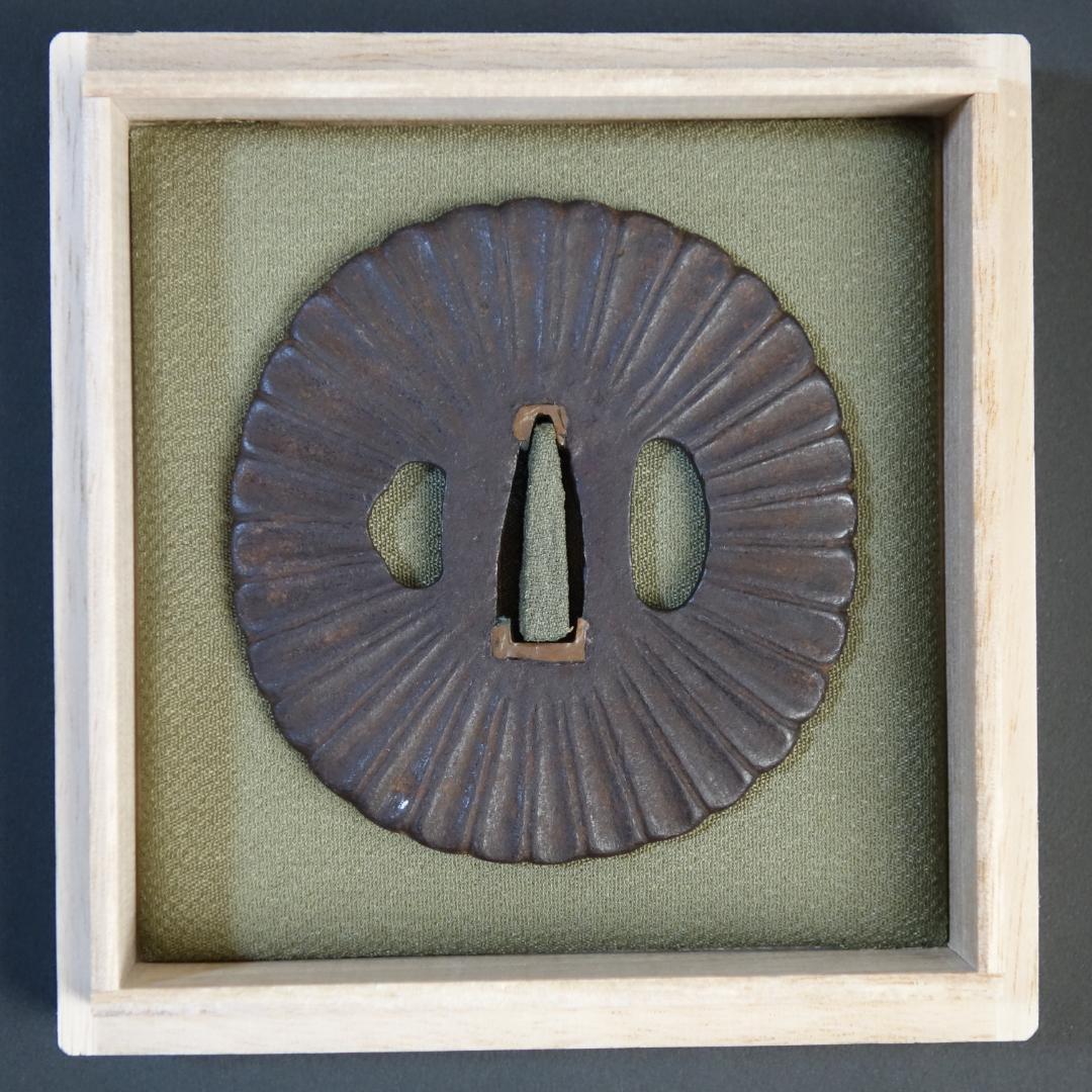 鍔 鐔 刀装具 日本刀 武具 骨董 江戸時代【菊花図鐔 無銘 明珍】(鑑定書有)