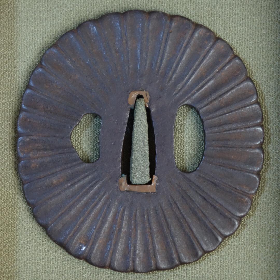 鍔 鐔 刀装具 日本刀 武具 骨董 江戸時代【菊花図鐔 無銘 明珍】(鑑定書有)