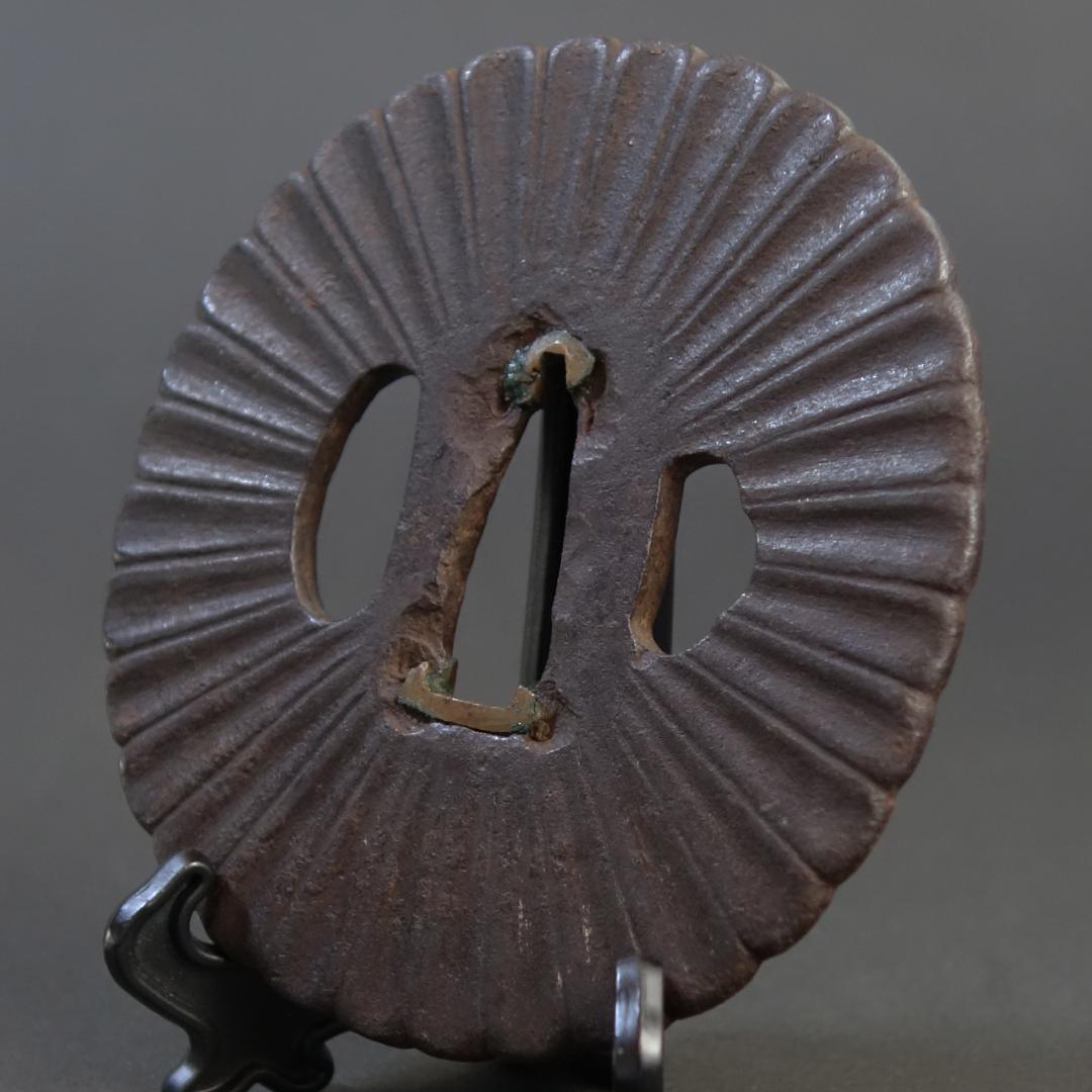 鍔 鐔 刀装具 日本刀 武具 骨董 江戸時代【菊花図鐔 無銘 明珍】(鑑定書有)