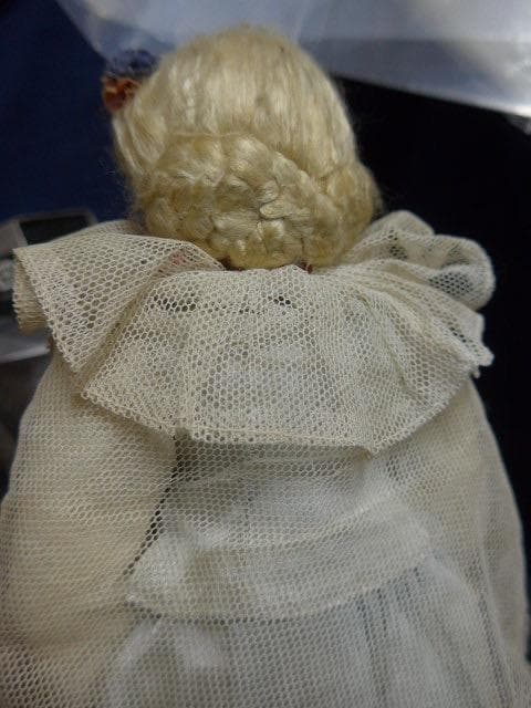 レースをまとったコンポジションヘッドの古い人形です。