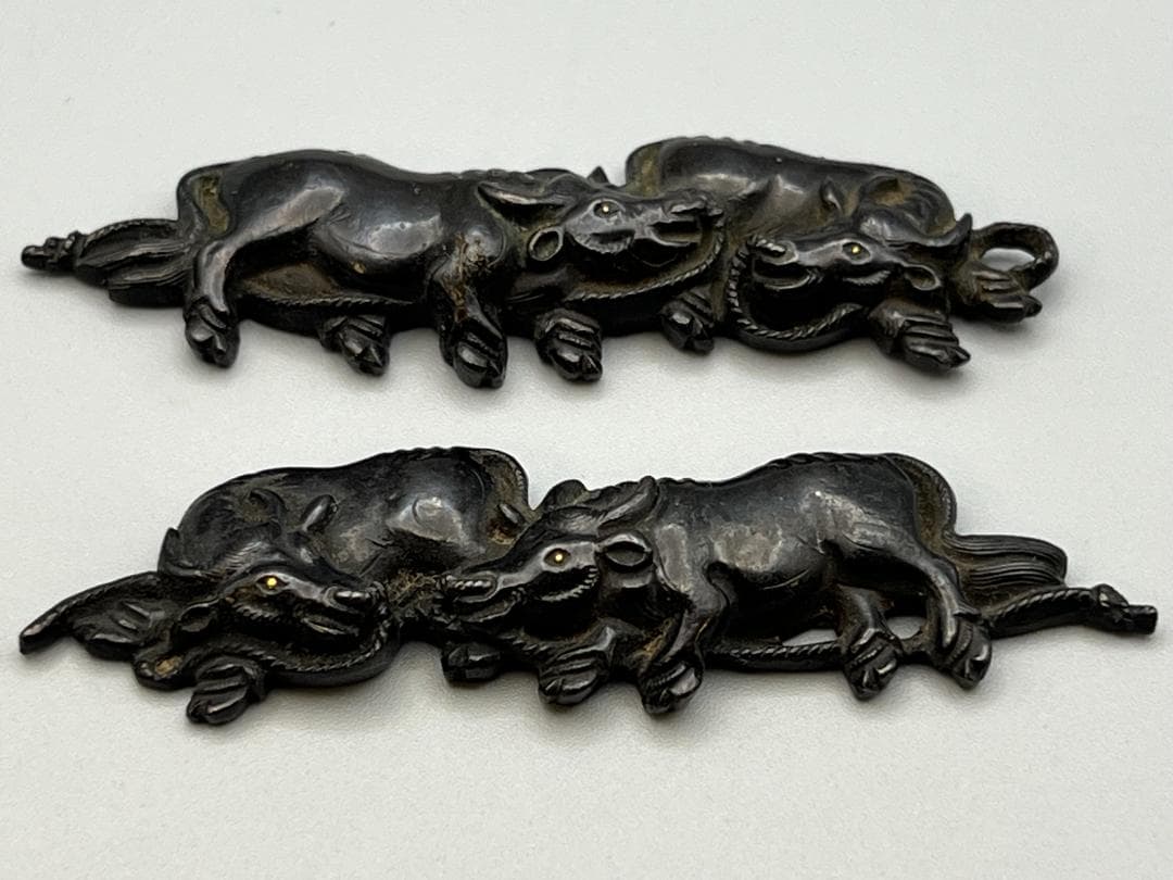 【海】江戸明治金工　二疋牛図　金目　手彫　目貫一体　銅製鍍金　骨董品　専用箱付