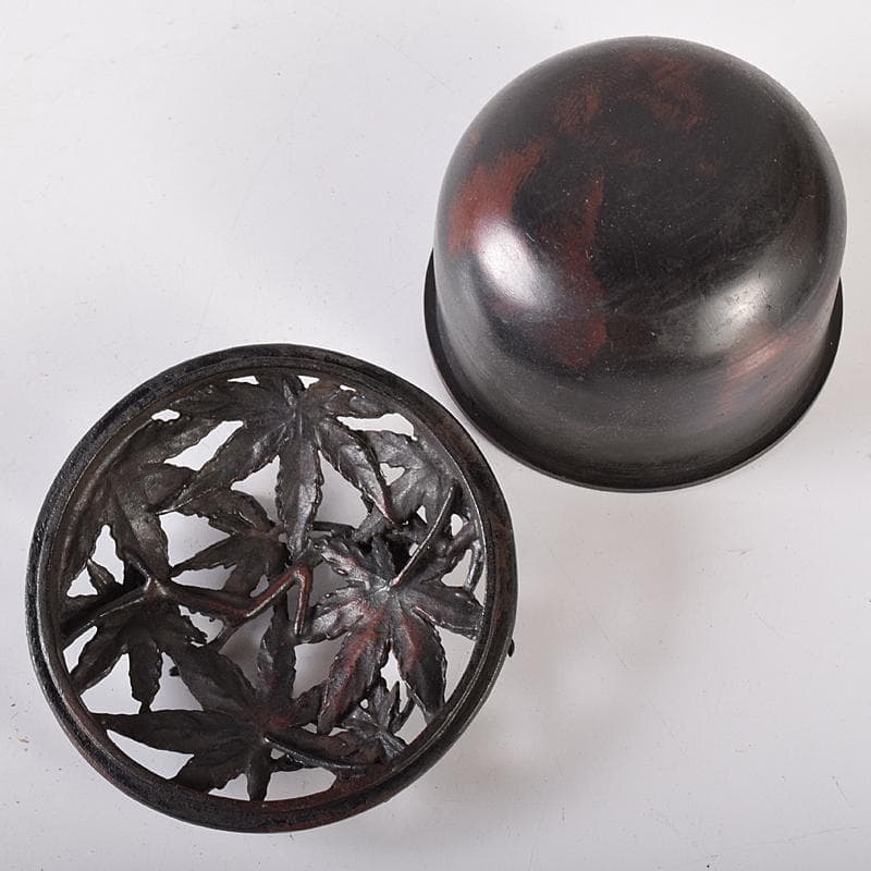 龍ちゃん　古銅　紅葉透かし　三つ足香炉　在銘　約537g　D　R8374