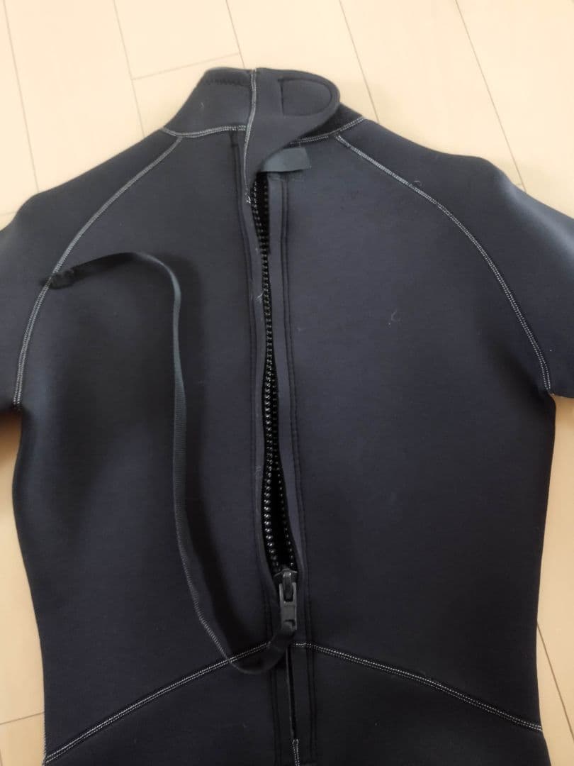 ウェットスーツ 稲妻ロゴ付き