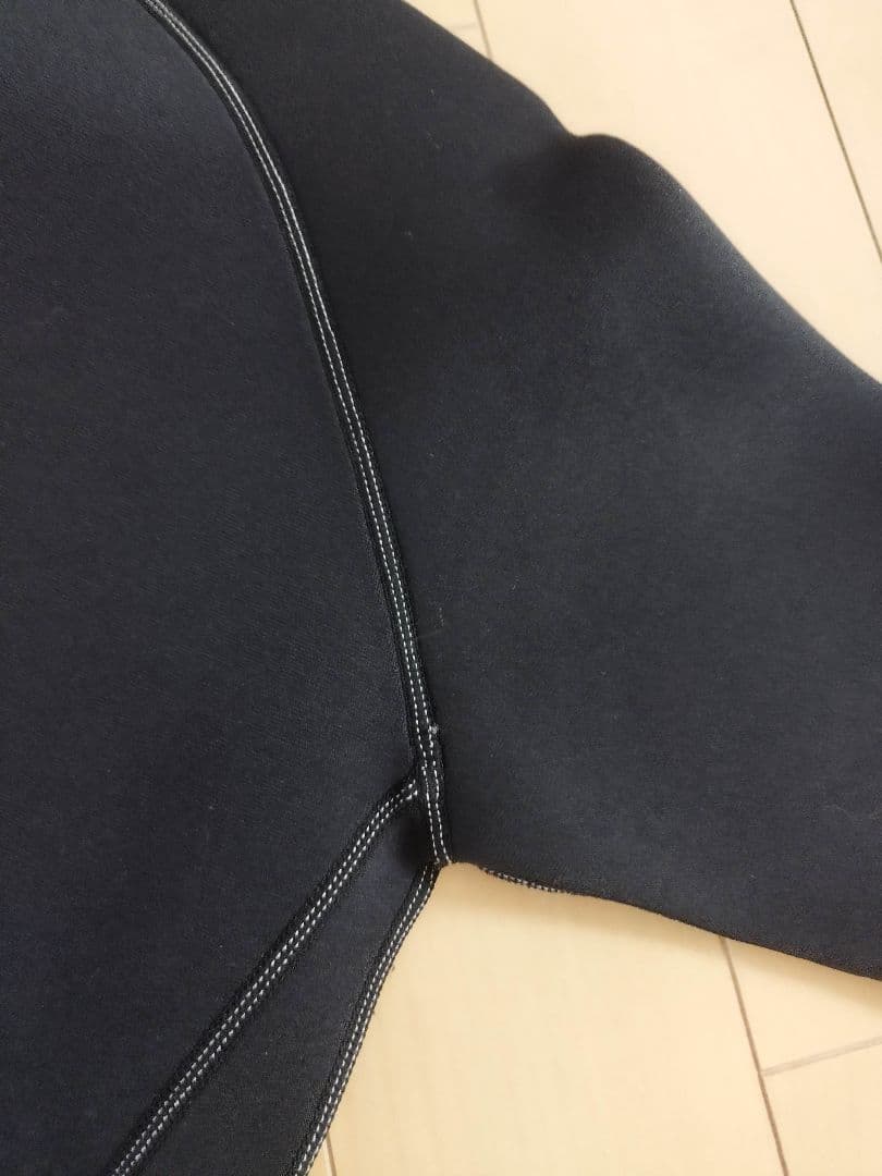 ウェットスーツ 稲妻ロゴ付き