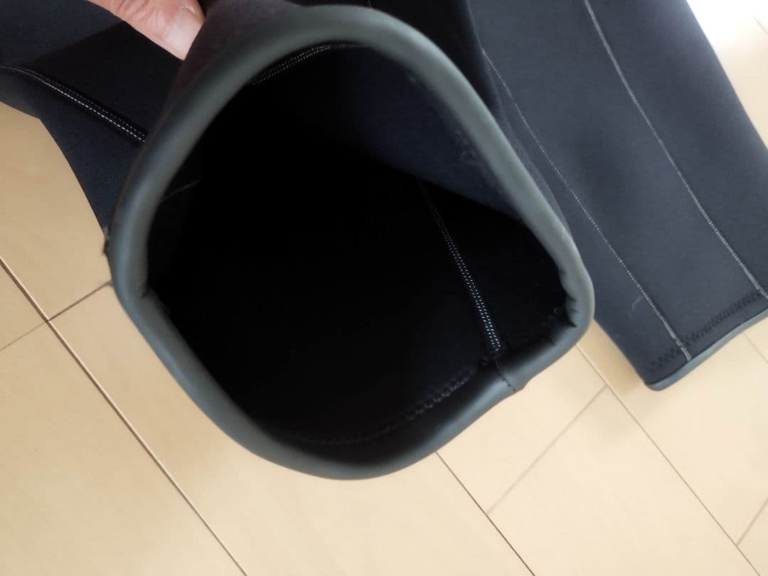 ウェットスーツ 稲妻ロゴ付き