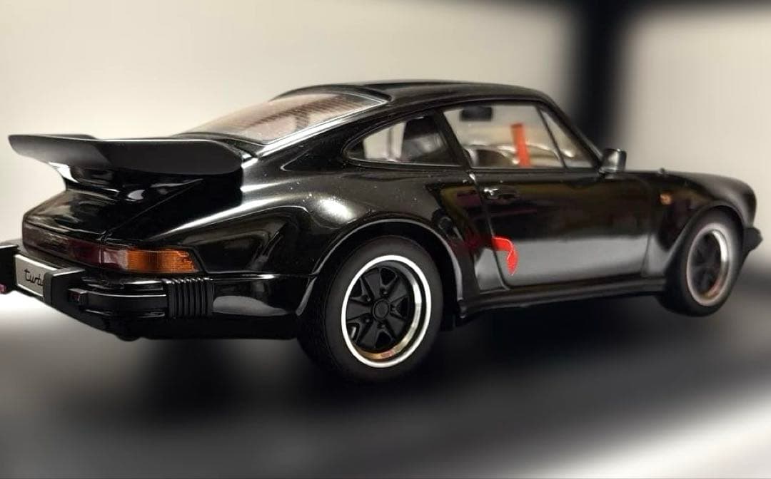 オートアートポルシェ911 ターボ 3.3 (930)AUTO art 1/18