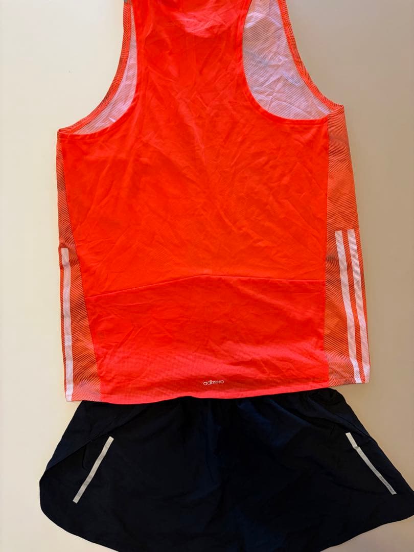 adidas オレンジタンクトップと黒ショーツセット　ランシャツランパンセット