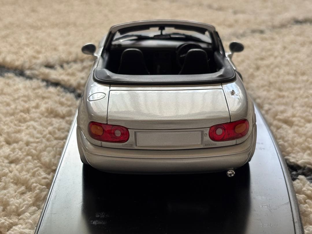 美品 Mazda MX-5 Miata 1/18 ミニカー シルバー